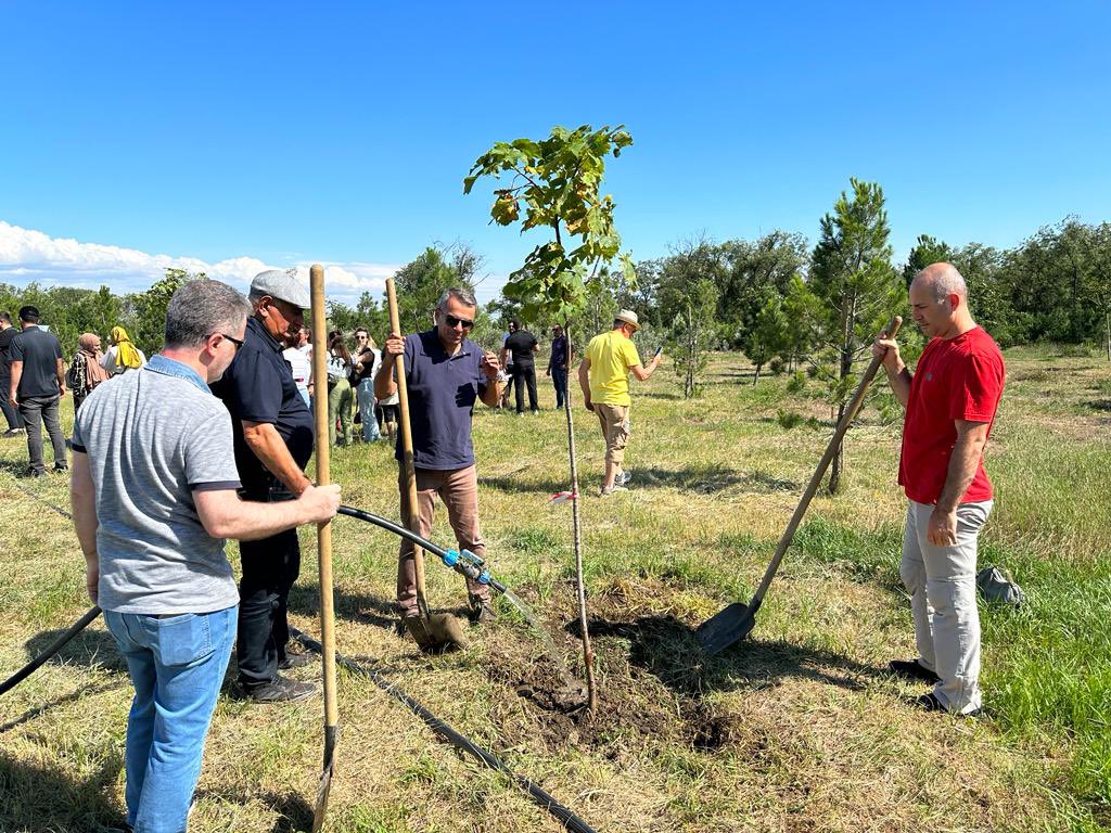 TC_TiflisBE's tweet image. 15 Temmuz Demokrasi ve Milli Birlik Günü kapsamında, “Türkiye Yüzyılının Kahramanları” anısına GÜRTİAD’ın katkılarıyla Gürcistan’daki iş insanlarımızla birlikte GÜRTİAD Kenan Yıldırım Hatıra Ormanı’nda fidan diktik.

#VictoryofDemocracy
#HeroesofTürkiyeCentury
