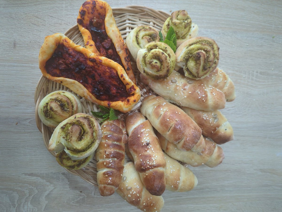 EimanKanjo's tweet photo. Back to #baking๐ฅง. Cheese #Fatayer and #Za'ater & Harissa #Manakeesh (Mankisha), ูุทุงุฆุฑ ุฌุจู ูู
ูุงููุด ุฒุนุชุฑ ููููููุฉ #SyrianCuisine ๐ https://t.co/8rAHrz7iOP