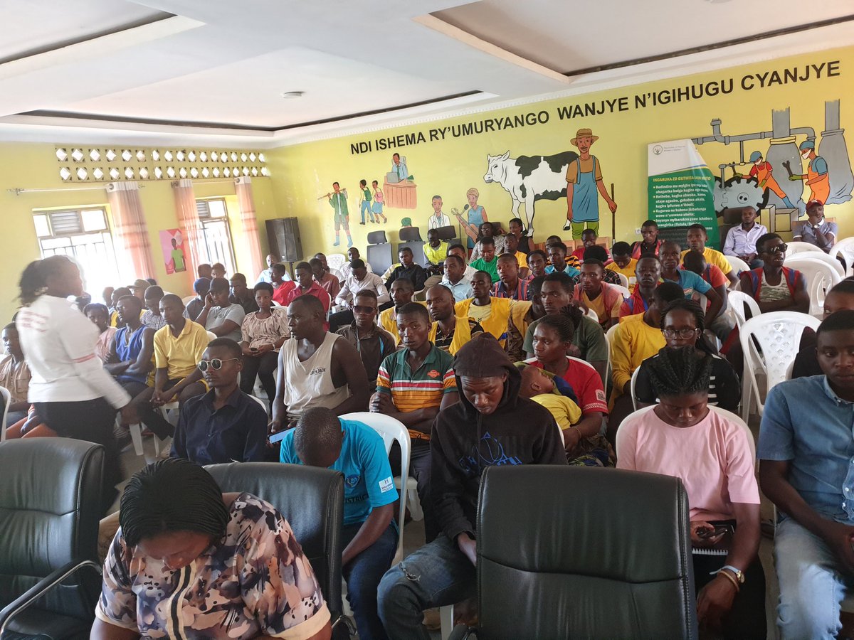 NyagatareNyc's tweet photo. Kuri uyu mugoroba mu Karere ka #Nyagatare Urubyiruko rusaga 780 hahuriye kuri Sites zose mu Mirenge yose barimo guhabwa ibiganiro cyo kurwanya #Ibiyobyabwenge mu rubyiruko.

Iki gikorwa kirimo gukurikiranwa ku buryo bwa Webex aho kuri Site hari abasaga 50 n'abandi 100 ku Karere. https://t.co/REtZ2mfJSE