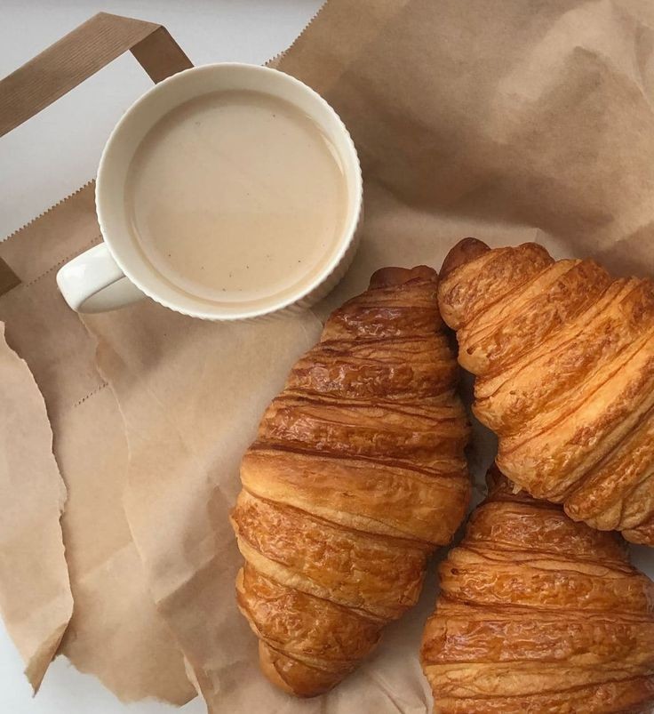 encafeshop's tweet photo. 🍞 . . an order for @riedefender

— cafe latte , crossiant

💌: loe my tangi !!! goodluckk sa mon. if tuloy yung race nyo pero sana mas tuloy yung pag punta nyo sa baguio 😋 mwaaa

from: your tangi https://t.co/ppEGXrUfAW