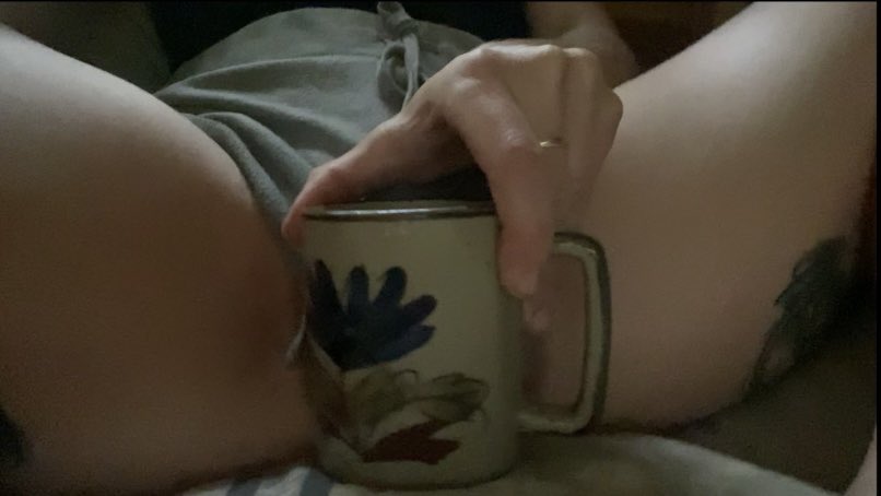 LizzyQuinn11's tweet photo. Come have coffee with me… 
I even made my own homemade cream for you. 😉

#spicytalk #spicyaccountant #Of #sellingcontent #CoffeeTime #linkbelow ⬇️

https://t.co/IGPIbI2tNE https://t.co/vV4MY4iHK3