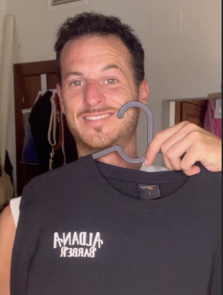 VictorioGreen's tweet photo. Victorio publicitando la peluqueria de Juanan 🤪😂 @aldanaa_barber https://t.co/moAH5NipPc