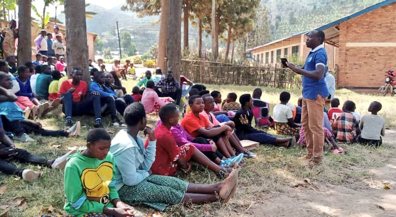 GicumbiN's tweet photo. Urubyiruko 87 nibo biyemeje kwinjira mu muryango w'abakorerabushake mubukangurambaga bwakozwe n'Urubyiruko rwa @GicumbiDistrict #Ruvunesector mukagari ka Rebero ni nyuma yo Gusobanukirwa ko ntawe uzigama Imbaraga. https://t.co/O3mEtuLcuf