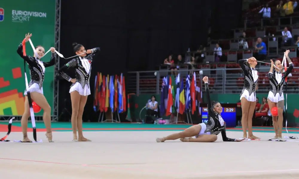 piuesportes's tweet photo. CONJUNTO BRASILEIRO É OUROOOO! 👯

A seleção brasileira de conjunto não cansa de fazer história na Copa do Mundo de Ginástica Rítmica de Cluj-Napoca 🇷🇴

O Brasil 🇧🇷 é medalha de ouro na série mista com uma apresentação espetacular de 31.700 pontos! 🥇

HISTÓRICO! 🔥

📸: Ricardo Bufolin/CBG