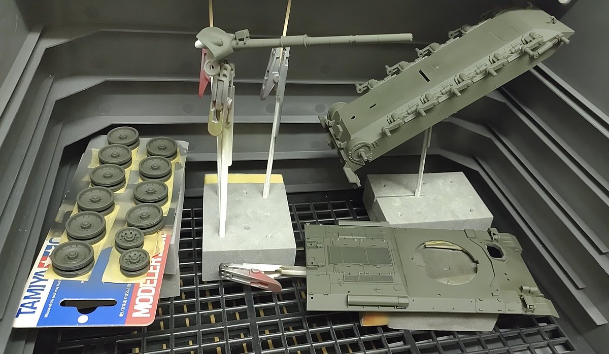 mqujuySNgt3BVQr's tweet image. タミヤ陸上自衛隊７４式、アメリカンパラダイスさんにて塗料調達。早速、LP-64(OD色)塗装。ヤバい、戦車キット作るの楽しいかも😁
#タミヤ #陸上自衛隊 #７４式 #アメパラプラコン