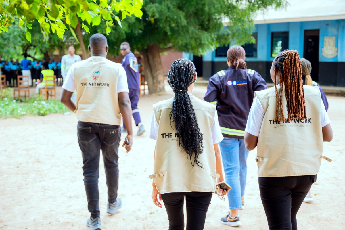thenetcoGTIU's tweet photo. 📢 THREAD: #Buliisa - #Tilenga Outreaches in partnership with #ROHI-#SRJV, @McDermott_News,@TotalEnergiesUG LC1-LC3 plus @CKyobutungi and donors we conducted an outreach aiming at providing school girls free reusable sanitary pads, sustainability and #SRHR information.@TwineJonan https://t.co/7b2RICEq7I