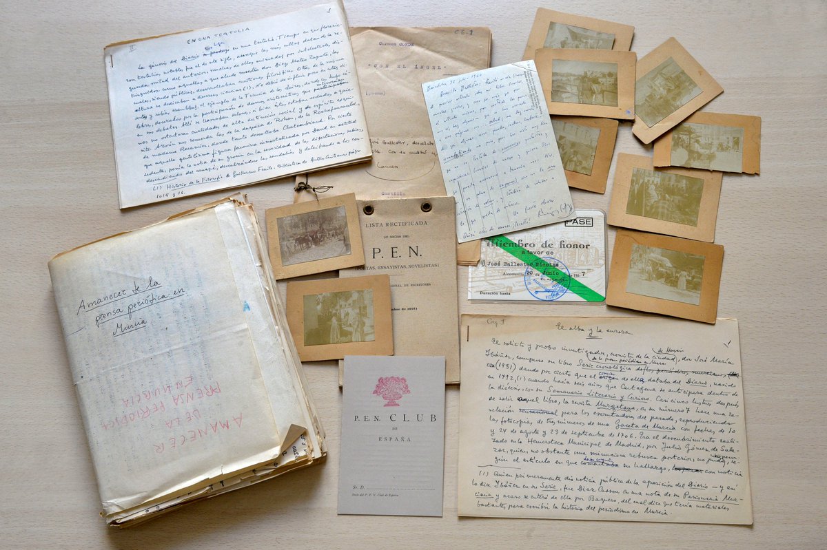 Os invito a visitar la exposición que, organizada por el <a href="/ArchivodeMurcia/">Archivo Municipal de Murcia</a> <a href="/museoramongaya/">Museo Ramón Gaya</a> y <a href="/laverdad_es/">laverdad_es</a>  dedicamos a la figura de José Ballester en el periodismo cultural. Fue un innovador y el Suplemento Literario de LA VERDAD fue una de sus contribuciones. Fotos de <a href="/VVicens/">VICENTE VICENS</a>