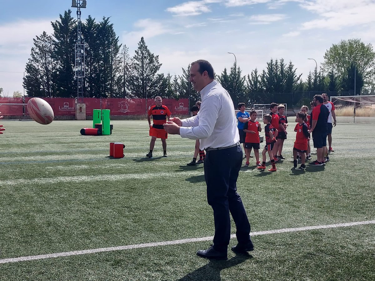 Salamanca_R_C's tweet photo. Lo hemos pasado en grande hoy con la jornada de difusión del Rugby en Santa Marta.

Gracias @AytoSantaMarta por el apoyo a nuestro deporte y a @DavidMingoPP por acercarte a pasar un rato con nosotros.

#nuestroequipo #nuestrapasion #30AniversarioSRC https://t.co/amtro0qeyH