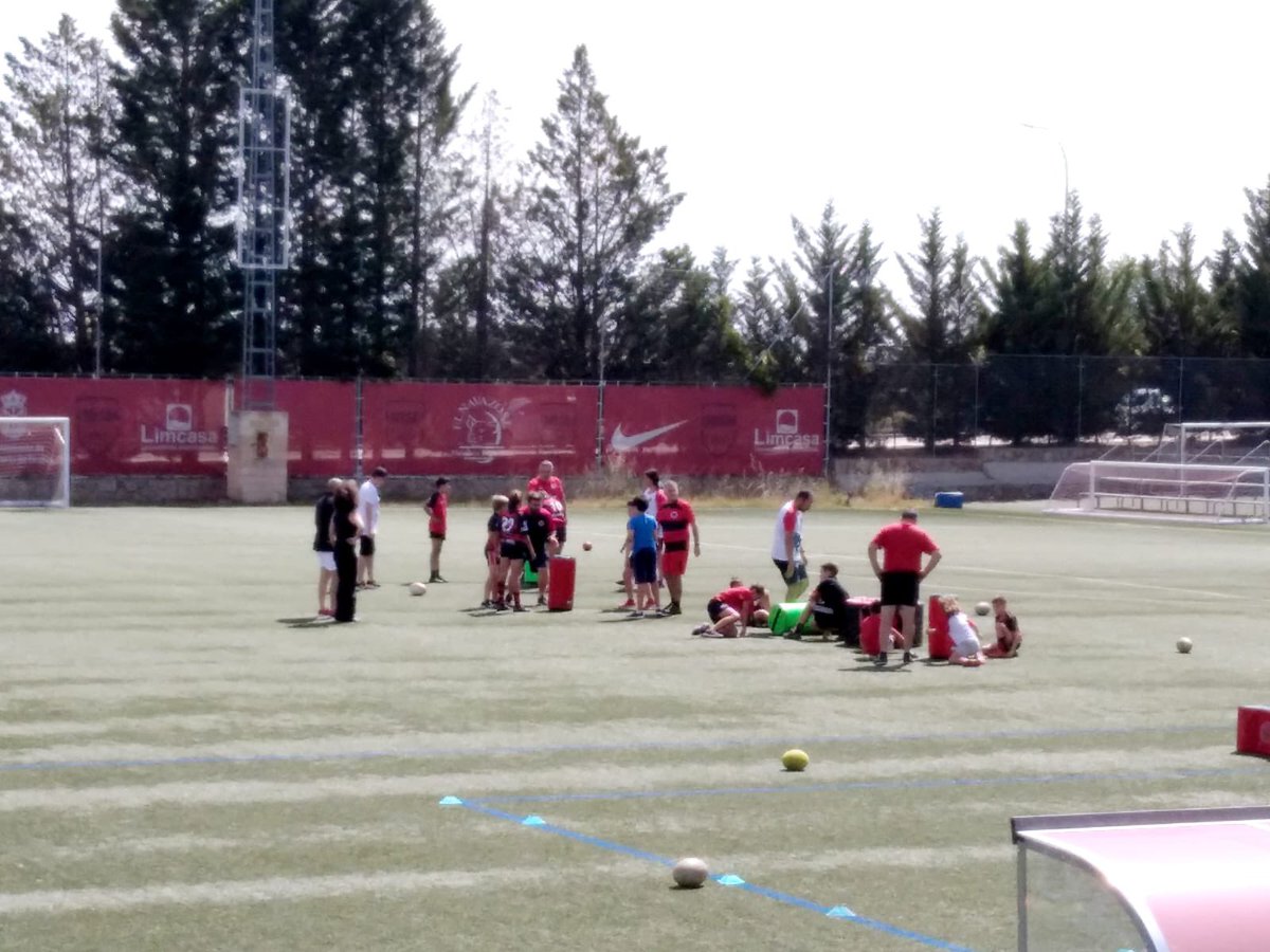 Salamanca_R_C's tweet photo. Lo hemos pasado en grande hoy con la jornada de difusión del Rugby en Santa Marta.

Gracias @AytoSantaMarta por el apoyo a nuestro deporte y a @DavidMingoPP por acercarte a pasar un rato con nosotros.

#nuestroequipo #nuestrapasion #30AniversarioSRC https://t.co/amtro0qeyH