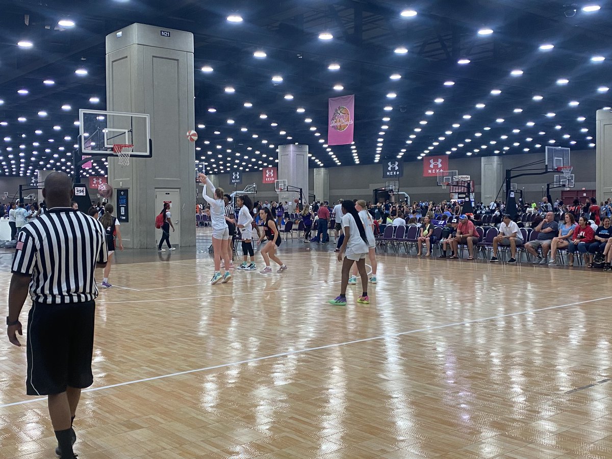 Our 2025 Gold team is a great group. They had some really good wins at the <a href="/TFNsRun4Roses/">TFN's Run 4 Roses</a>. They have talent, they have vocal leaders like <a href="/faithturner_15/">Faith</a> &amp; their coach is committed to makin them better. Excited for more!!🖤💙🧡 #LegacyHoops #Legacy #Family #MoreThanBasketball
