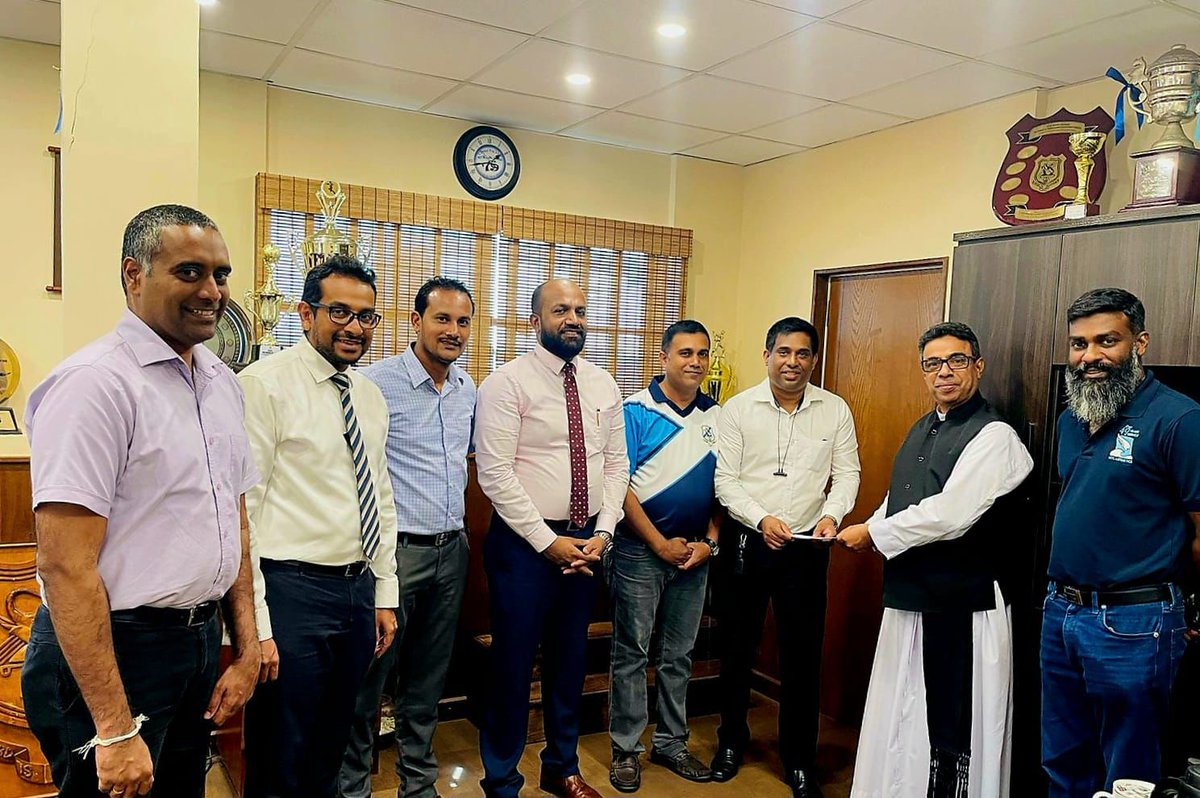 prepobu's tweet image. Members of the STPS Batch of 1998 made a significant donation to the school recently.
The donation, which was made at the request of the Prep Old Boys' Union, was handed over to Headmaster Rev. Nihal Fernando for school infrastructure development projects currently underway.