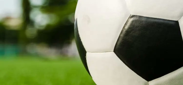 GayliveBe's tweet photo. Bij voortdurende homofobe spreekkoren krijgen de daders een stadionverbod van maximaal achttien maanden. De KNVB maakt duidelijk dat homofobie geen plaats heeft in het voetbal. #RespectInSport https://t.co/CWKedfstes https://t.co/IP7c6oGWU0