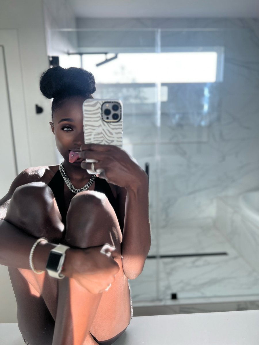 ZDiamondTV's tweet photo. Chocolate girls are soo fineee 😍 tag one that you kno🤎 https://t.co/OM1vbFUkPA