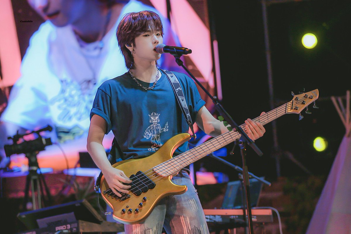 starsonxh's tweet photo. jungsu with bass                jungsu with guitar https://t.co/dsGju2pLXG