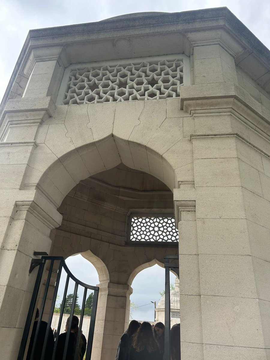 @qegsbarnet touring The Somme today.Indian memorial,Neuve Chapelle;Canadian,Vimy Ridge with Mother of Canada weeping & Thiepval dedicated to the missing. Sassoon poetry reading at Mametz Wood where he fought #ExperientialLearning @girlsschools