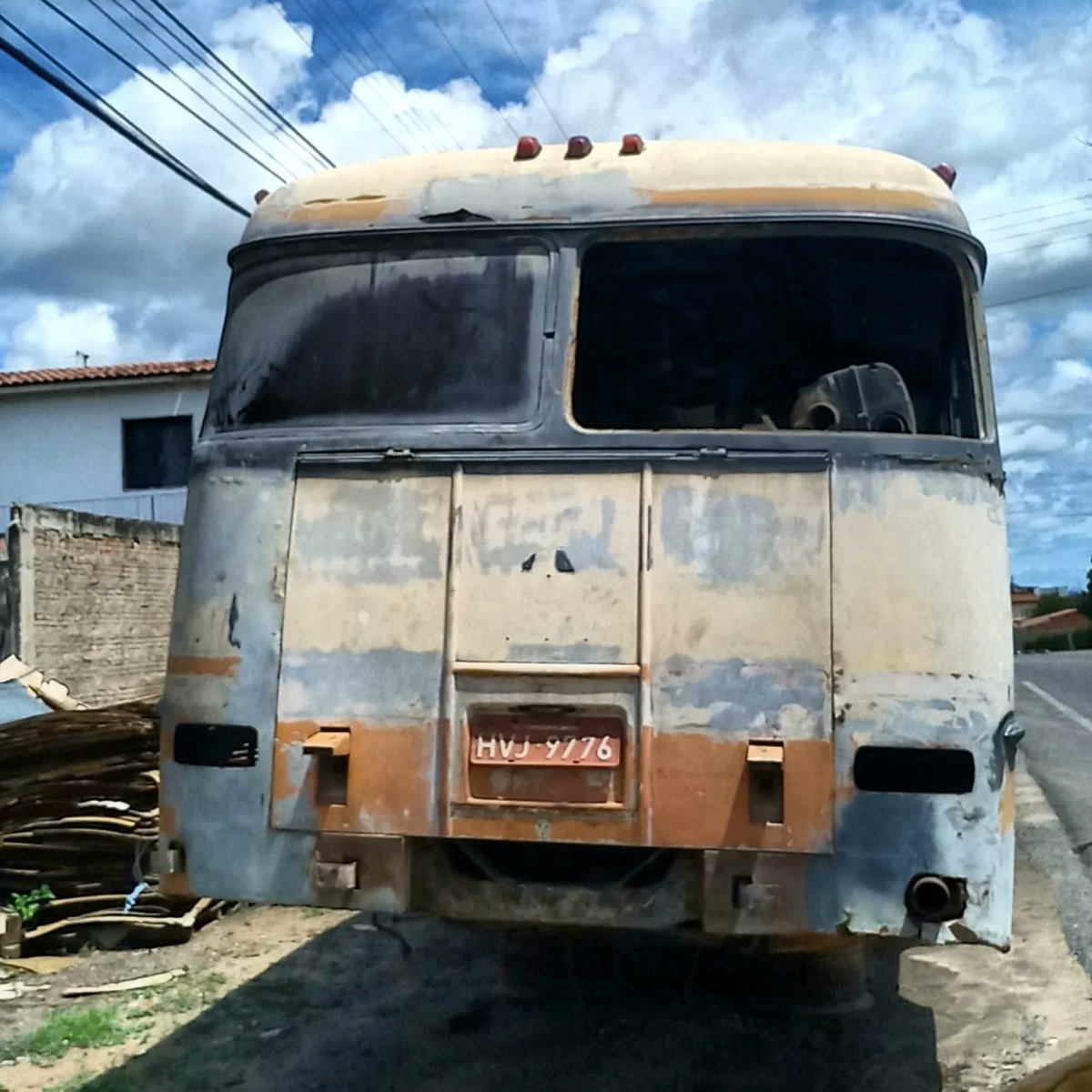 CarrosPodres's tweet photo. #MercedesBenz #MBO362 #o362 #abandonado #onibus #bus #onibusantigo #transporte #iguatu #ceara #brasil https://t.co/52ZLgW03b7