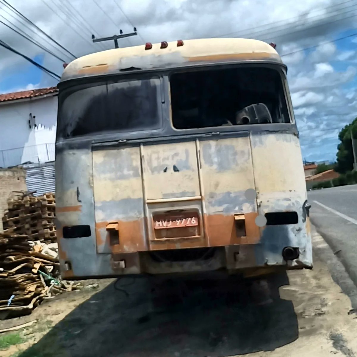 CarrosPodres's tweet photo. #MercedesBenz #MBO362 #o362 #abandonado #onibus #bus #onibusantigo #transporte #iguatu #ceara #brasil https://t.co/52ZLgW03b7