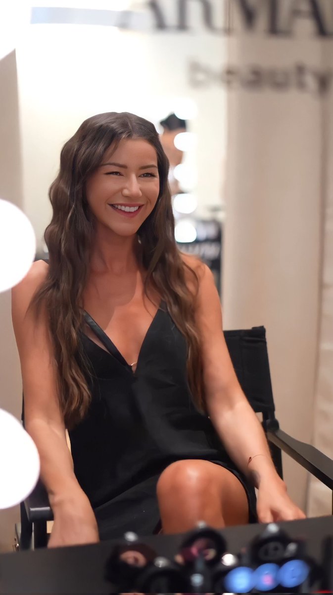 eleanorsdior's tweet photo. happiest birthday to this woman <33 https://t.co/mx8FUkFFyr