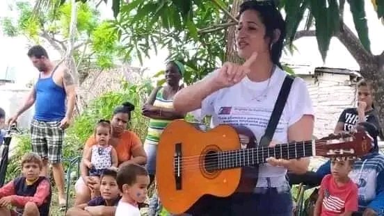 🎊🎉El tercer domingo de julio 📅 en Cuba es una fecha especial, se celebra el Día de los niños 🧒 👧. Hoy las casas 🏘 parques 🎡 y plazas cubanas 🇨🇺 se llenarán de sueños, risas y colores.

¡Feliz día para todos los duendes de casa!
 #DíaDeLosNiños
#UnaMejorJuventud 
#70Moncada