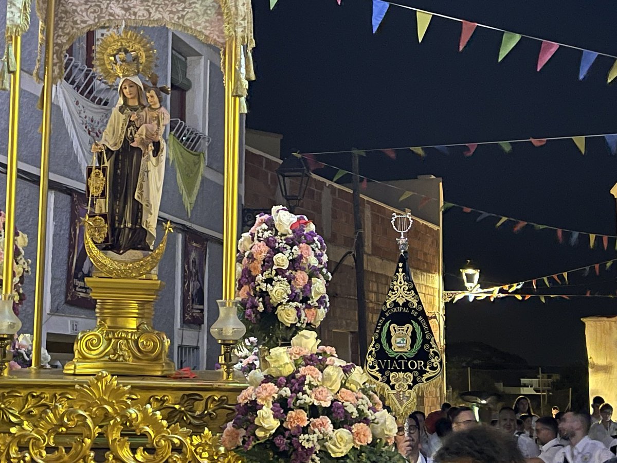 En la tarde de ayer y por segundo año consecutivo, nuestra formación musical acompañó a Nuestra Señora del Carmen en su procesión de alabanzas por las calles del Barrio Visiedo de Huércal de Almería. 

¡Viva la Virgen del Carmen! 

#SuenaViator #20Aniversario