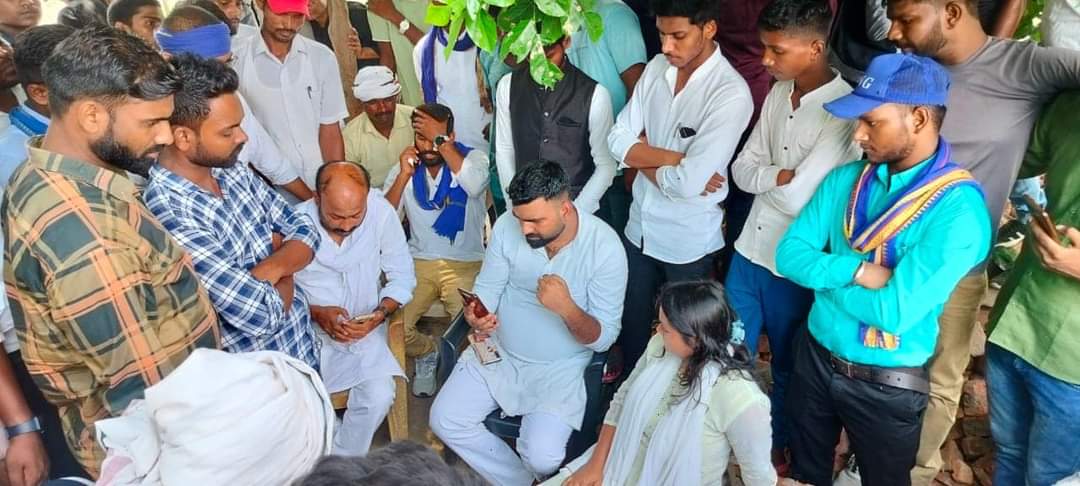 प्रयागराज मे एक निजी स्कूल के प्रबंधक व अध्यापकों द्वारा मासूम 9 वर्षीय छात्र आदर्श सरोज की हत्या के मामले में आज पीड़ित परिवार से भीम आर्मी के राष्ट्रीय अध्यक्ष भाई <a href="/VinayRatanSingh/">Vinay Ratan Singh</a> जी ने वीडियो कॉल के माध्यम से बात की तथा परिवार को न्याय दिलाने का भरोसा दिलाया।