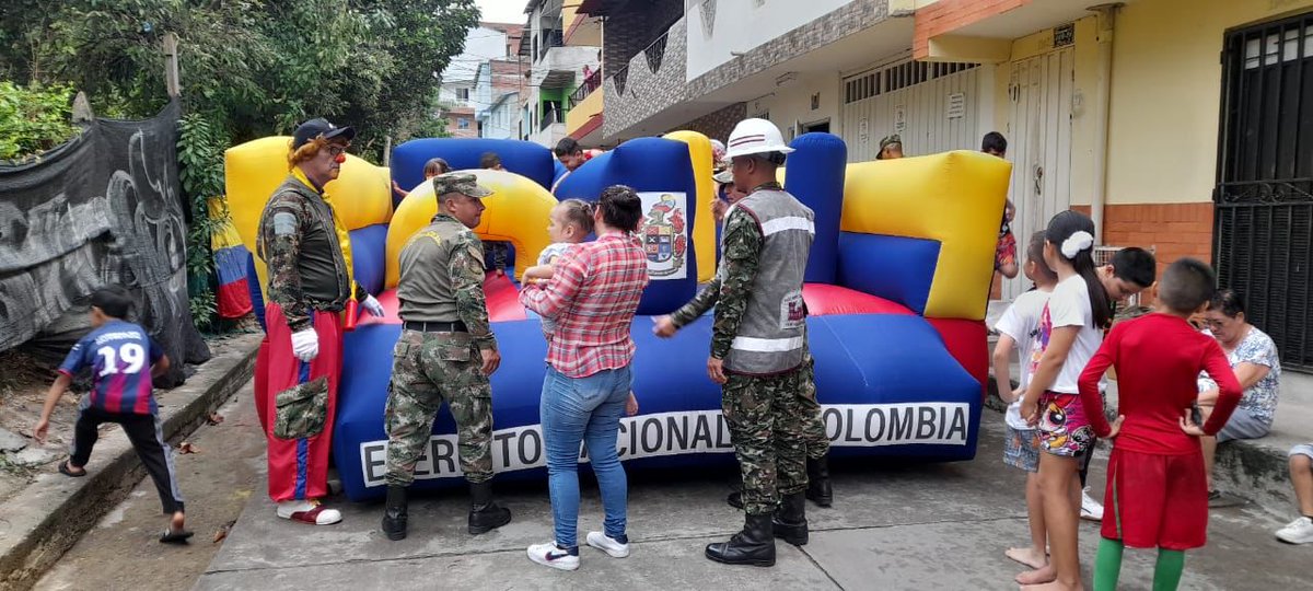 Ingenieros_EJC's tweet photo. Fue un inolvidable día el que pasaron los pequeños del barrio Mesetas en Girón #Santander, gracias al Batallón Caldas, @Ejercito_CAAID y #BASPC5 que con juegos, magia, globoflexia y la adrenalina del saltarín se unieron a la fiesta en favor de los niños.
#SiempreATuLado https://t.co/jfnDBZzCYA