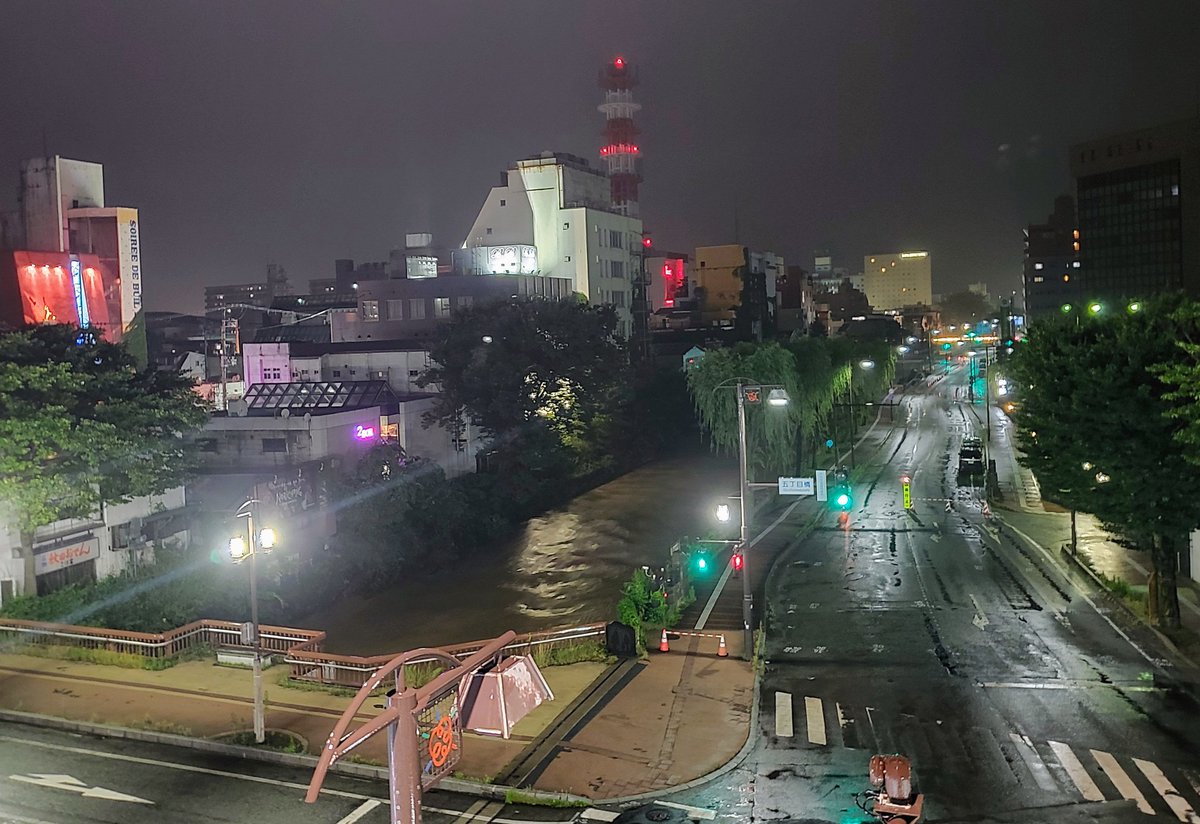 3daime_ts's tweet photo. 開店してます💡本日はおにぎりご自由にどうぞです🍙夜通し片付けなどされている方、お夜食にぜひ！テイクアウトOK、おにぎりだけ、トイレだけももちろん大歓迎ですよ☺️ https://t.co/dnygAPbKxF
