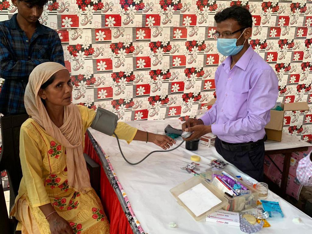 drharshvardhan's tweet photo. Organised a medical relief camp near Majnu Ka Tila, for flood-affected persons.
Large number of cases of infections in eyes & skin as well as cases of gastroenteritis are being reported. BJP karyakartas and doctors are doing a commendable job from morning to night in looking after the patients. 
Sewa is our Dharma 🙏
@PMOIndia @BJP4Delhi