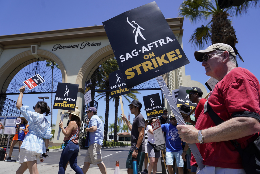 #NuevoDía | 🎬¡No es una película! #Actores «protagonizan» protesta en #Hollywood
➡️Los actores se sumaron a la #protesta con los guionistas de Hollywood; paralizada la industria del #espectáculo.

#HollywoodStrike #NoticiasFalcón

Más información AQUÍ 👇
bit.ly/44sh5b0