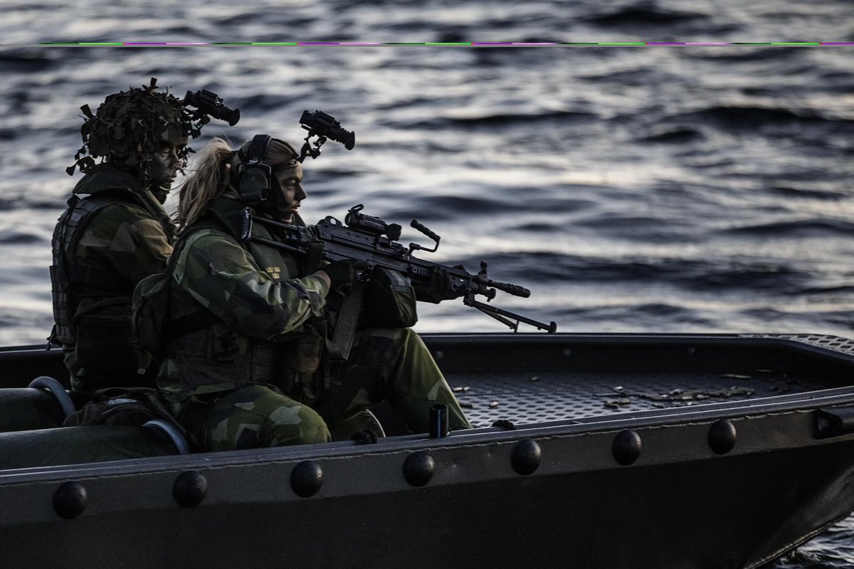 Även fast det är semestertider upprätthåller förbandet beredskapen. Vi är redo att genomföra marin bastjänst dygnet runt, året om, i alla väder. Foto: FM stridsfotografer. Bilden visar personal ur basskyddskompaniet.