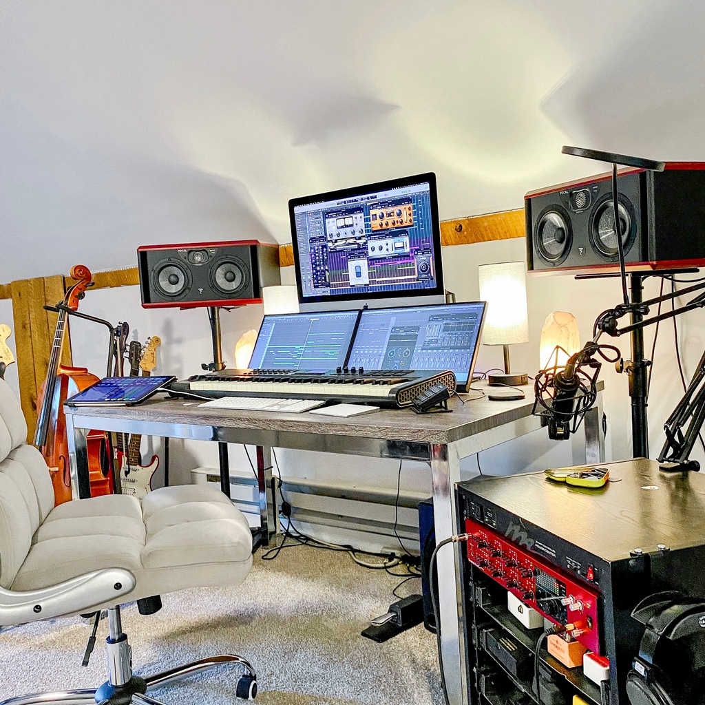 WavesAudioLtd's tweet image. Some beautiful shots from Sam Kelly’s studio, making the magic happen with Waves plugins 🎶✨ 🌟
 
#studiovibes #wavesplugins #audioengineer #musicproduction #mixengineer