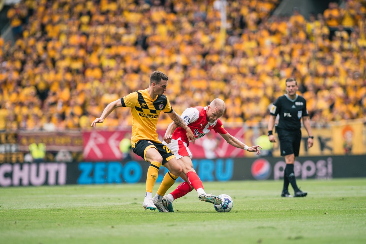 DynamoDresden's tweet photo. Im 70-Jahre-Jubiläumsspiel gelang unserer SGD ein 1:1 gegen Slavia Prag. 👏 Die Dresdner spielten beim Europapokalteilnehmer mutig auf, zwei späte Treffer sorgten für den Endstand. Dynamo bleibt somit in der Vorbereitung ungeschlagen. 💪👉 https://t.co/LksTorJHiG #SLPSGD #sgd1953 https://t.co/2vGU5CMhkj