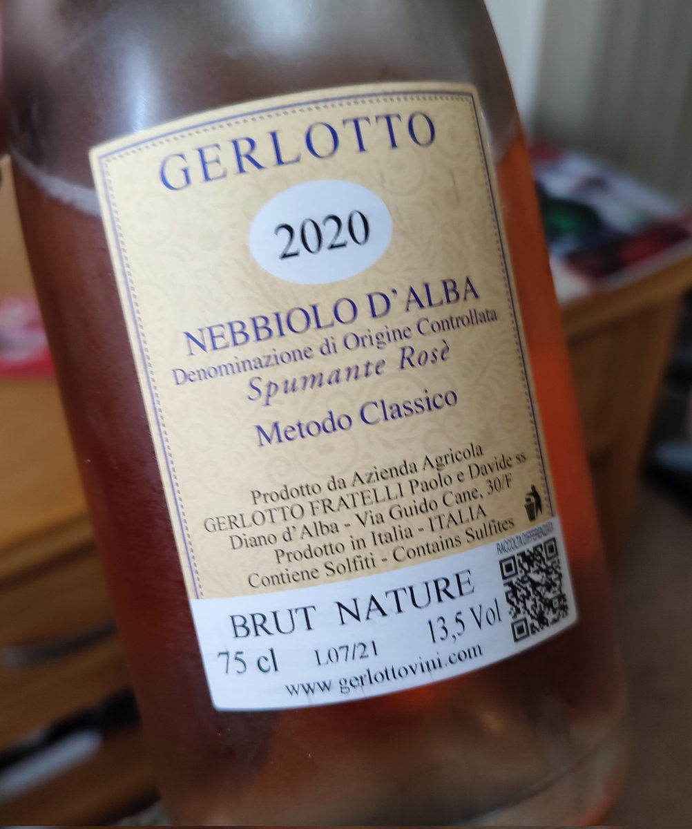 Lazy Sunday afternoon, now the rain has gone So opened this rare Nebbiolo d'Alba rosé sparkler and it is a grand sip Once again found in @SoriDianoDOCG a great enoteca