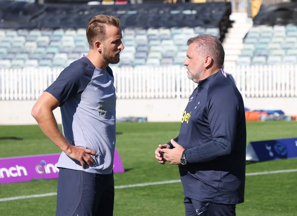 TheSpursExpress's tweet photo. Harry Kane catching up with the boss 🤝 https://t.co/d9SvLfl5uV