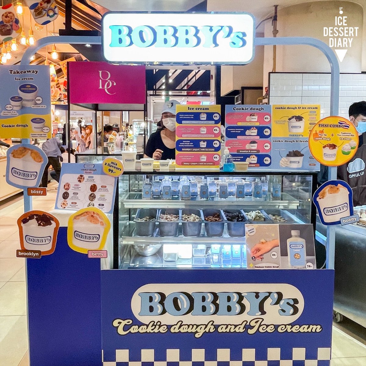 icedessertdiary's tweet photo. สวรรค์ของคนรักคุกกี้โดว์ 🍪𝐁𝐨𝐛𝐛𝐲’𝐬 𝐃𝐨𝐮𝐠𝐡 ดีงามมากกกกก มี 7 รสให้เลือกกินคู่กับไอศกรีมหรือครีมสด เราลองรสช็อกโกแลตกับซอลท์เต็ดคาราเมลบิสคอฟ  กินคู่กับไอศกรีมโยเกิร์ต😋 อร่อยอะ ชอบๆ @aroii #อร่อยบอกต่อ https://t.co/7EAXQx6Aw6