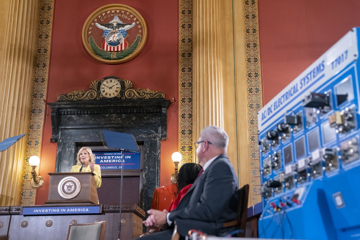 WhiteHouse46's tweet photo. This week on the Investing in America Tour, @FLOTUS traveled to Columbus, Ohio to meet with city officials, employers, educators, and union leaders to hear how they are working together to create new pathways to good jobs. https://t.co/bVtDz1QBKp