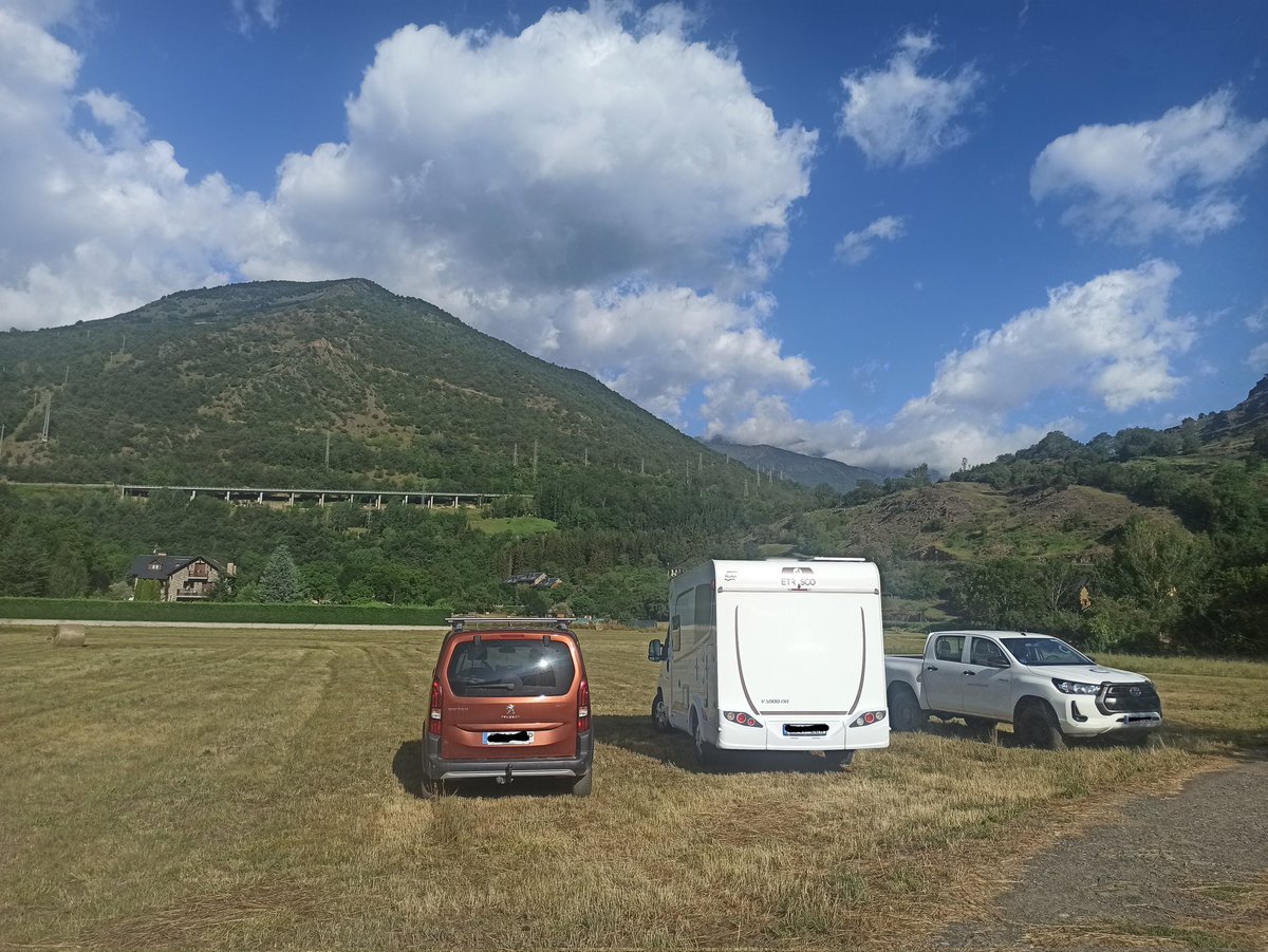 Aguet cap de setmana ha sigut el <a href="/EsbaiolatFest/">Festival Esbaiola't</a>  i #EsterridÀneu s'ha omplert de gent..taaaanta gent que no hi ha prou llocs per aparcar. Peró per la gent no è un problema, xq tot s'hi val.. Tant è que els prats siguen propietats privades, xq dingú demane permís per aparcar..👇🏻