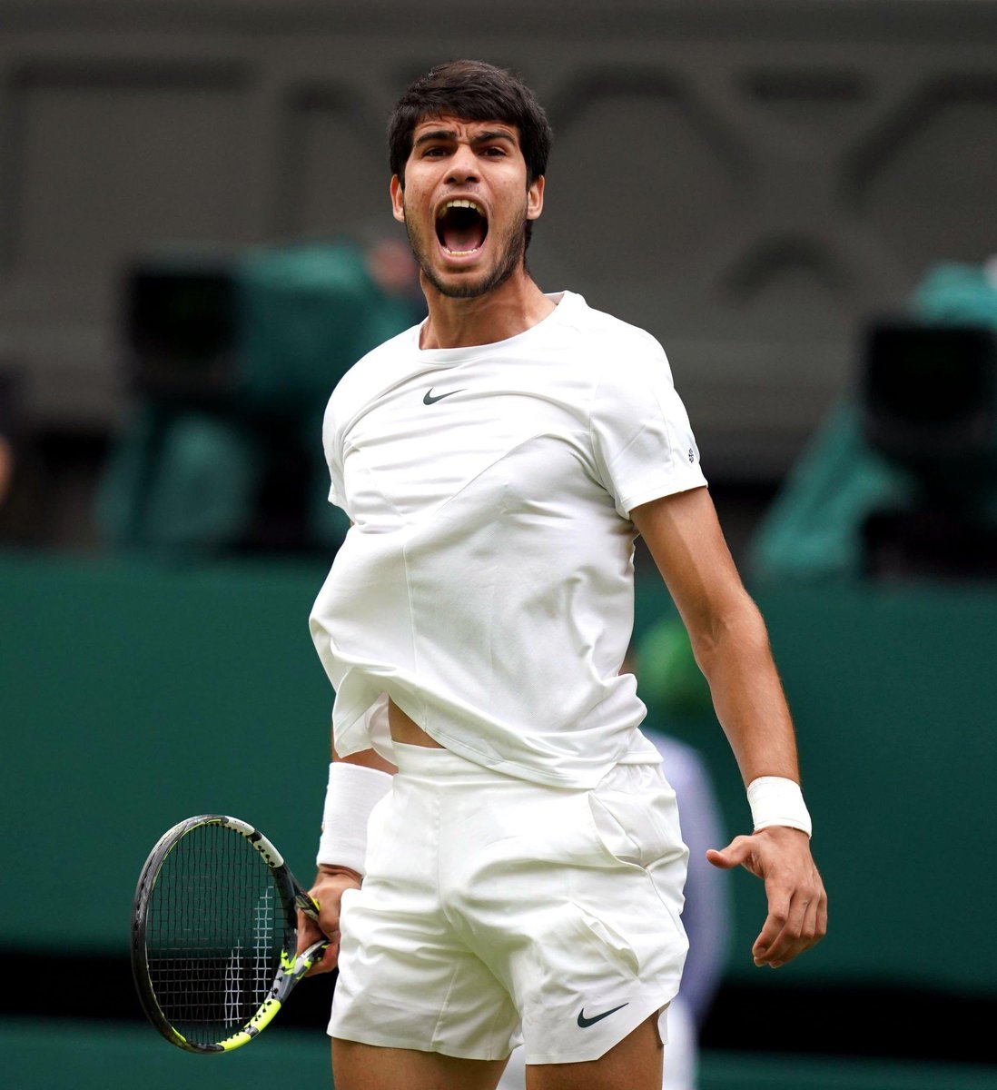 UniversTennis's tweet photo. DEUXIÈME SET ALCARAZ 

Le n°1 mondial prend la deuxième manche et relance cette finale face à Novak Djokovic (1-6, 7-6). 🔥🇪🇦

Il met fin aux 15 tie-breaks consécutifs remportés par le Serbe en Grand Chelem. 🤯

#Wimbledon https://t.co/NPg5rcLb3r