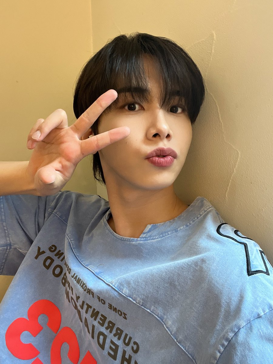 AIMERS_members's tweet photo. #승현

에이밍!!!
오늘은 제가 태어난 날이에요! 생일이 되자마자 축하해 주신 많은 에이밍에게 너무 감사해요! 늘 그렇지만 생일이면 유독 '내가 정말 생각보다 많은 사랑과 응원을 받고 있구나..!'라는 생각이 들어요ㅎㅎ

#에이머스 #AIMERS #SEUNGHYUN https://t.co/lWeL7MPq8s