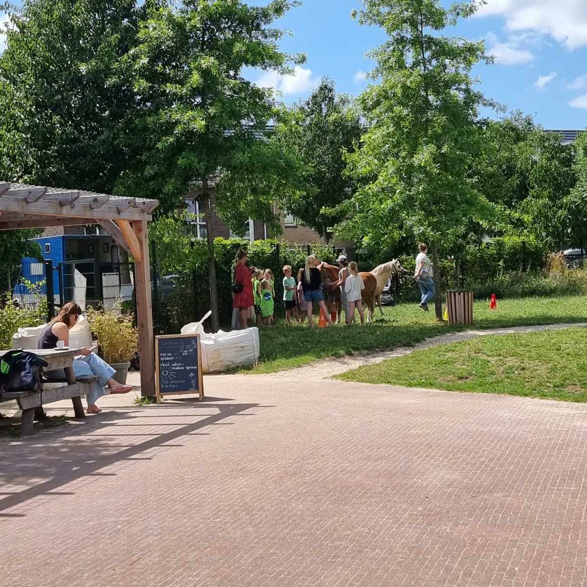 Vorige week woensdag is de  zomerprogramma van InContact Bijzonder gestart. Kom elke woensdag spelen in de #zomervakantie ☀️ vorige week waren er paarden en komende woensdag #lachendezon doemeeinutrecht.nl/activiteiten?g… #komjespelen #inclusief #kinderenmetbeperking  #zomervakantie #kunst