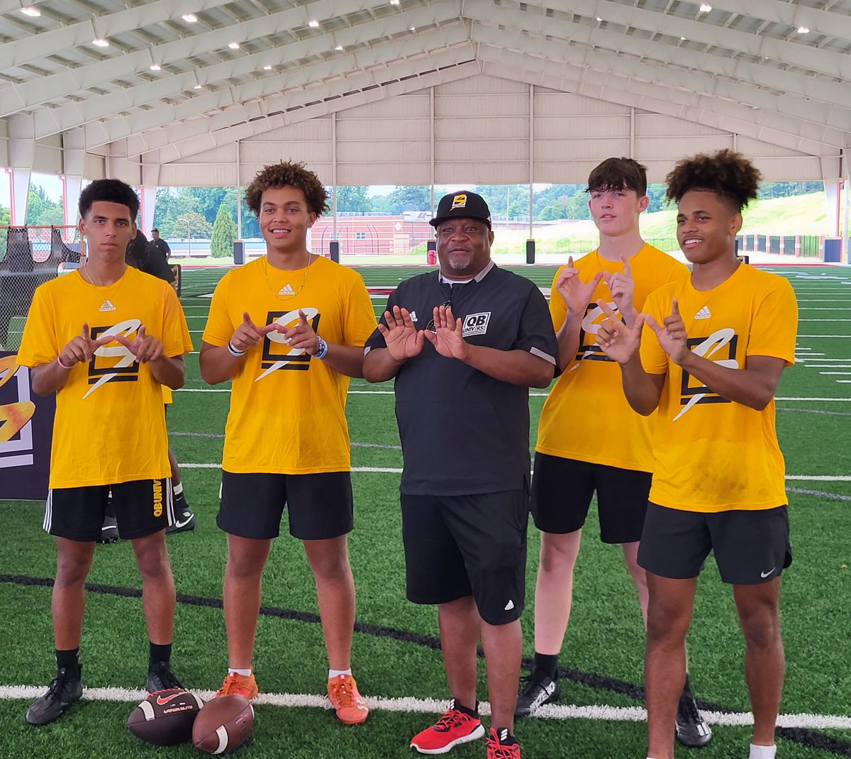 MrTDEvans15's tweet photo. Learned so much at @QBUniverseQBU #QBSelect camp 🖖 Got the dub in the team competition with the bros
@DillonOne_8 @LincolnPhilyaw @BriggsCherry3 #QB1 camp video on deck 🎬 https://t.co/MS5lVYrppu