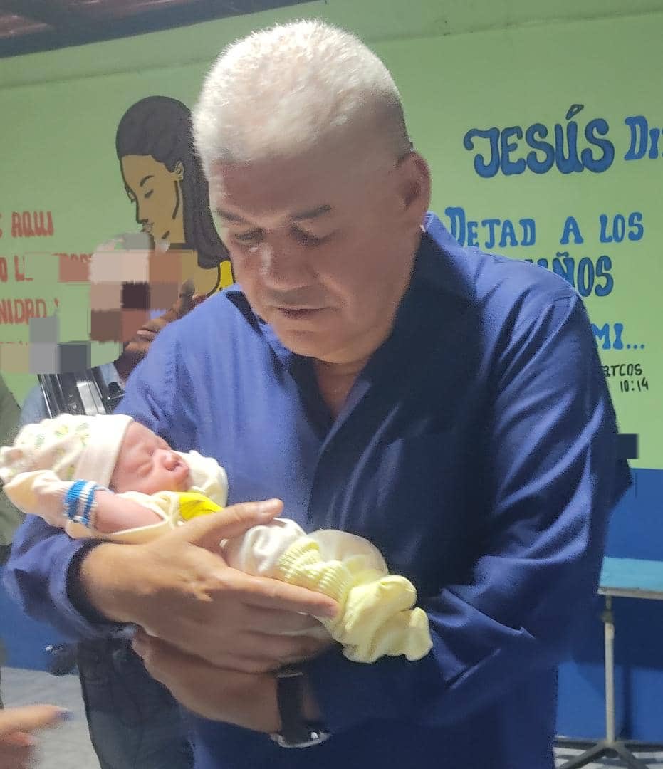 eduardopiate2's tweet photo. Felicidades a l@s niñ@s del Apure grande que construimos y de la Patria digna y soberana que edificamos. Son ustedes el futuro y ese futuro será esplendoroso en revolución y socialismo ⁦@NicolasMaduro⁩ ⁦@delcyrodriguezv⁩ ⁦@PartidoPSUV⁩ ⁦@PSUVEnApure⁩ https://t.co/xKmh5usyeB