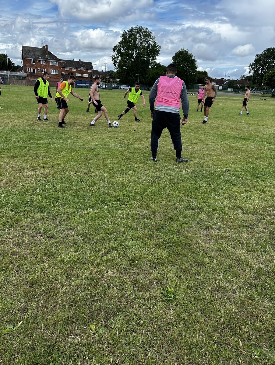 ashmore_fc's tweet photo. Another good turnout today 🥵
More old faces returning and also some fresh faces getting involved. 

Hard work continues ⏳

PS stay tuned to find out what our very own @Ash_Lloyd94 thought of our session today…. 👀📸 https://t.co/uSnHplr4kD