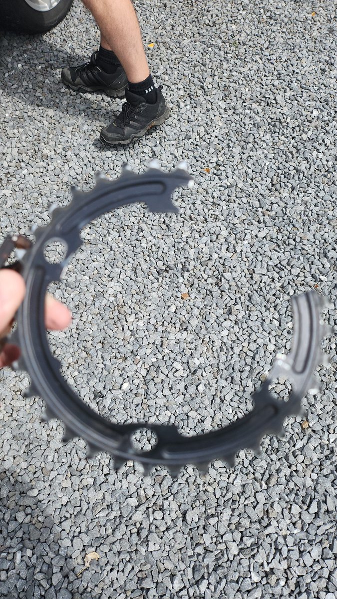 KarenCresswel15's tweet image. @ShimanoROAD thanks .....shattered parts ... broken heart.
@IRONMANtri  Swansea ruined 
#ironmanswansea #shimano #ribblecycles