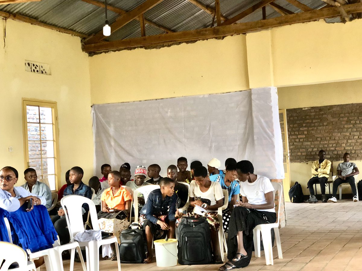 🎒 Thrilling moment at #DiabetesYouthCamp23! Participants are receiving their camp materials, including hygiene kits and other essentials. We want everyone to have a comfortable and enjoyable experience throughout the camp. #DiabetesCare
