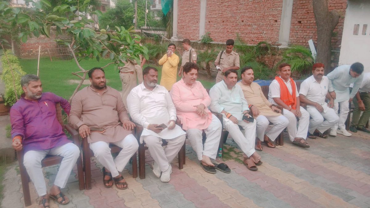 sachindedha123's tweet photo. आज साहिबाबाद विधानसभा टिफिन बैठक माननीय साहिबाबाद विधायक आदरणीय श्री सुनील शर्मा जी के कार्यालय पर रही, विशेष उपस्थित महानगर अध्यक्ष आदरणीय बड़े भाई श्री संजीव शर्मा जी एवं महानगर महामंत्री आदरणीय भाई साहब श्री पप्पू पहलवान जी रहे@Bhupendraupbjp @idharampalsingh @sunilsharma_bjp https://t.co/tFrpTrWxqb