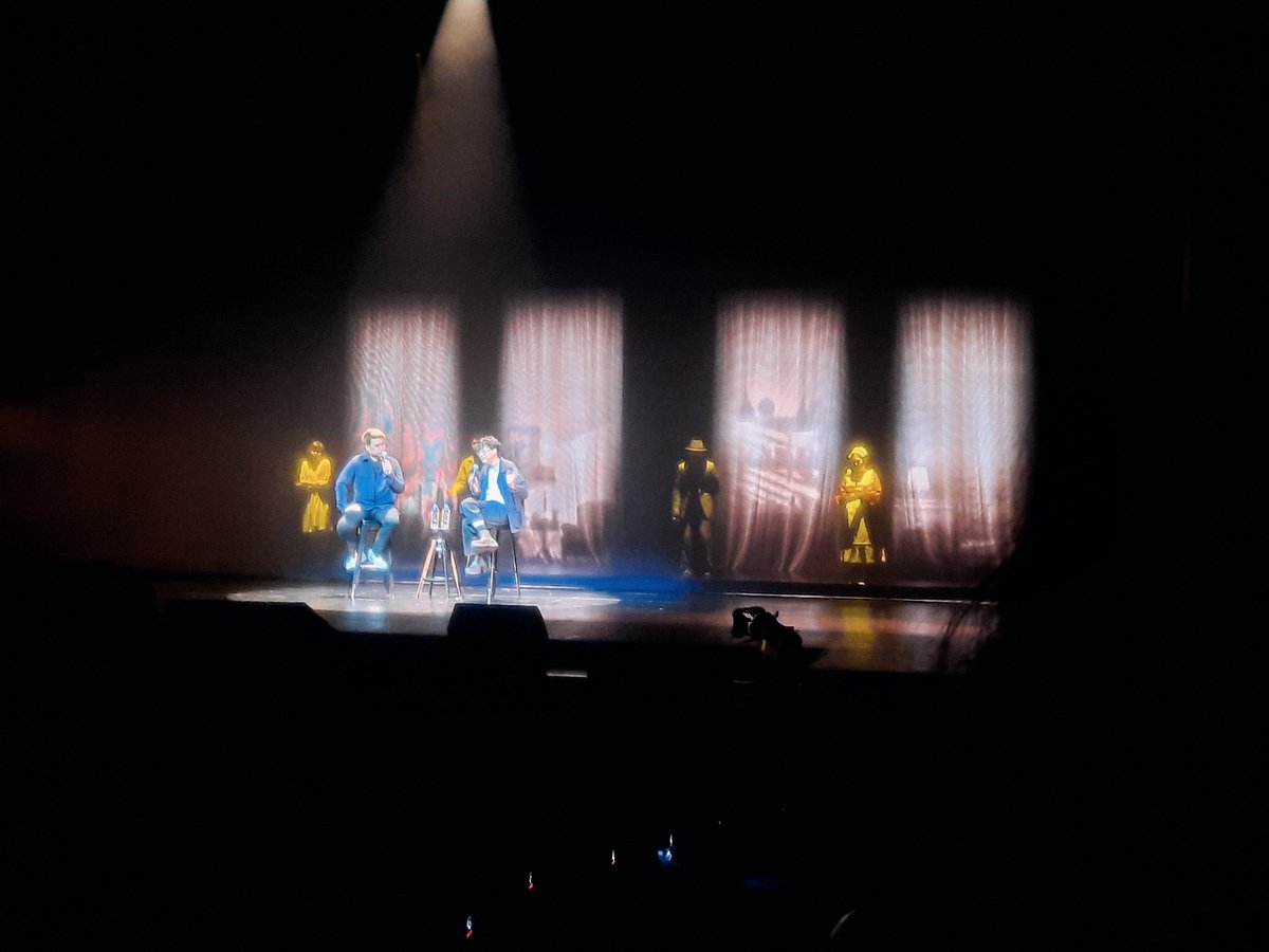 _wawao's tweet image. รอบค่ำดูจบแล้วสินะงั้นลงรูปได้ จริงๆก็ถ่ายมารูปเดียวนี่แหละ คดีของยชญ์ที่ตามหาคนลักพาตัวเด็กอายุ 20 เดือน ชอบซีนนี้ ~~~ ให้ผู้ต้องสงสัยมายืนเรียงแล้วยชญ์พิจารณาตามเบาะแสว่าใครคือผู้ต้องสงสัยตัวจริง

#UCTrueCrimeinTheatre 
#UntitledCase