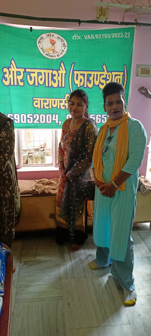 jagoaur1's tweet photo. जागो और जगाओ फाउंडेशन की सदयस अनिता और ज्योति जी के दवारा वाराणसी के महामूरगंज के मुस्लिम समाज की महिलाओं को सैंटरी पैड वितरण किया गया और पिछड़े दलित समाज के बच्चो को कॉपी पेंसिल का भी वितरण किया गया सराहनीय कार्य @asimarun @asim_arun @babyranimaurya  @smritiirani @sanjayraiupbjp https://t.co/D1FLbJHRUI