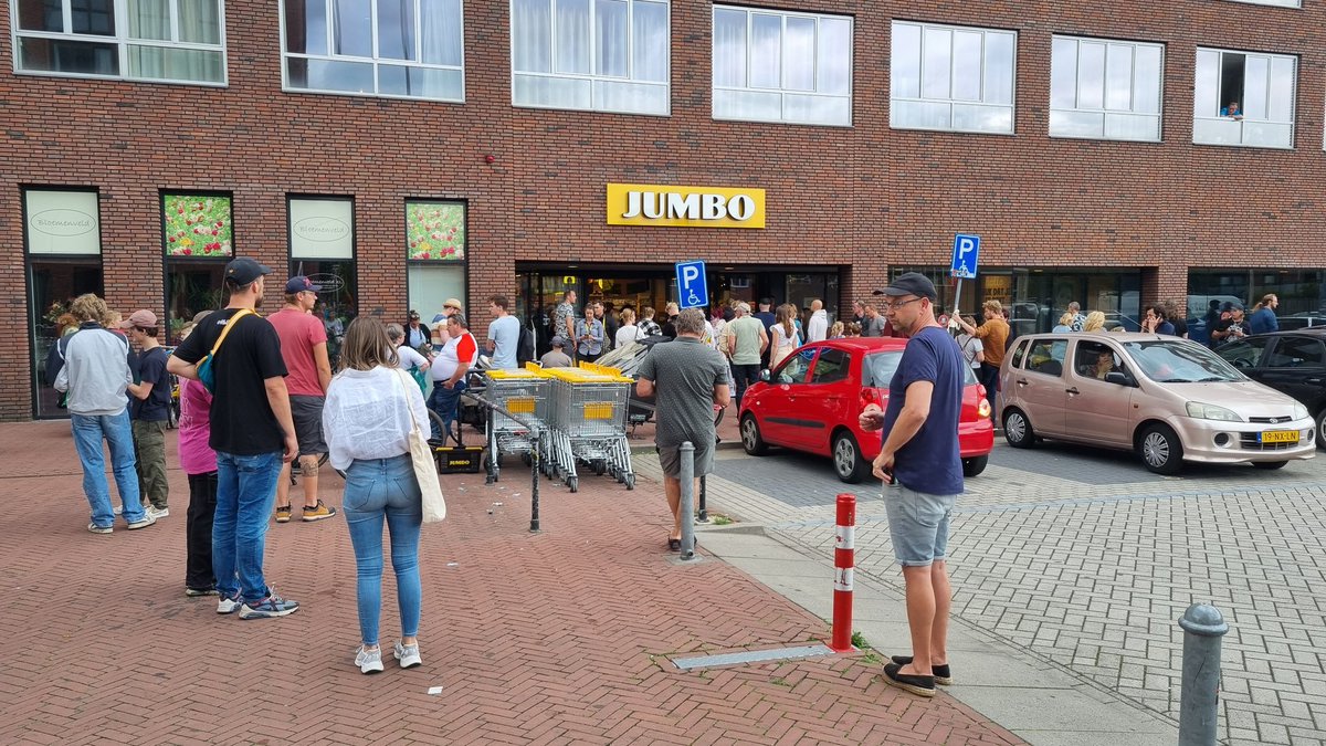 Brandmelding bij #Jumbo #Nijmegen Fenikshof....  de winkel is geëvacueerd