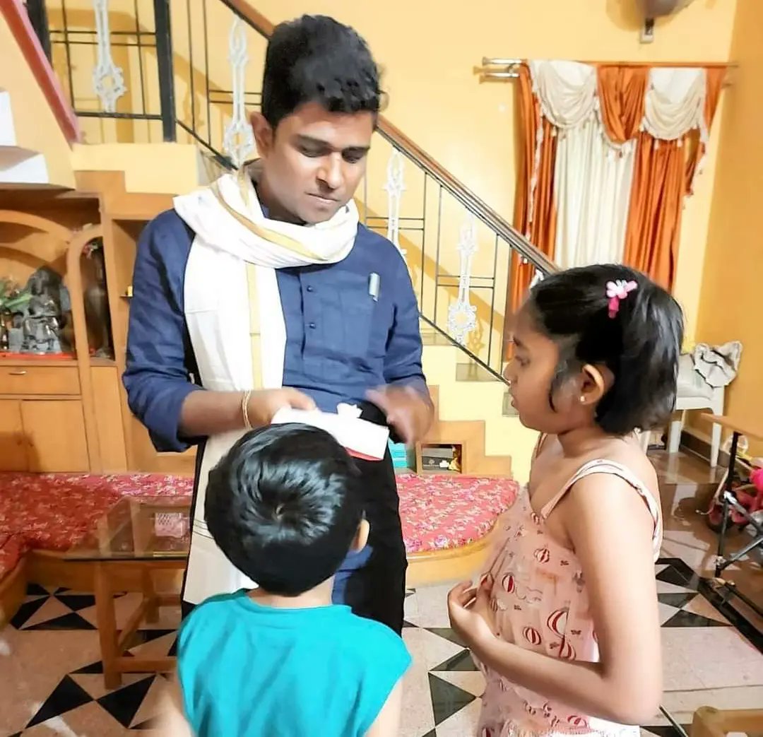 SantoshDanveBJP's tweet photo. कु. आर्वीचा सुखद स्वागत आणि भारावून टाकाणारी आपुलकी !

मतदार संघात आज जाफ्राबाद दौऱ्यावर असताना जाफ्राबाद येथील माझे सहकारी मित्र निलेश जाधव यांच्या घरी सदिच्छा भेट दिली. यावेळी श्री. जाधव यांची कन्या कु. आर्वी हिने स्वतःच्या हाताने तयार केलेले शुभेच्छापत्र देऊन माझे स्वागत केले. तिचे हे आगळे-वेगळे स्वागत पाहून अतिशय आनंद झाला.

आज कु.आर्व��� हिने स्वतःच्या हाताने बनवलेले शुभेच्छापत्र भेट दिले ते मी आयुष्यात कधी विसरू शकणार नाही. तिच्या या अनोख���या भेटवस्तूमुळे ती किती व कसा कल्पक विचार करते? याची जाणीव मला झाली.

मी या मतदारसंघाचा लोकप्रतिनिधी या नात्याने आर्वीसारख्या अत्यंत हुशार व तीक्ष्ण बुद्धिमत्तेच्या मुलांसाठी काय करू शकतो? ते आपल्याकडे कोणत्या दृष्टिकोनातून पाहत असतात? त्यांना आपल्यात रोल मॉडेल दिसू शकतो? याचीही जाणीव झाली. कु.आर्वी हिच्या या अस्मरणीय भेटीबद्दल तिचे कौतुक करावे तितके थोडेच आहे.

#आगळे_वेगळे #स्वागत #��ौतुक #गाठीभेटी #BJP #भोकरदन #मतदारसंघ